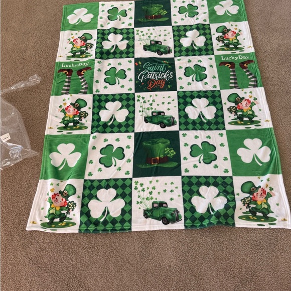 New- St. Patrick's Day Green Shamrock Blanket - Picture 1 of 6
